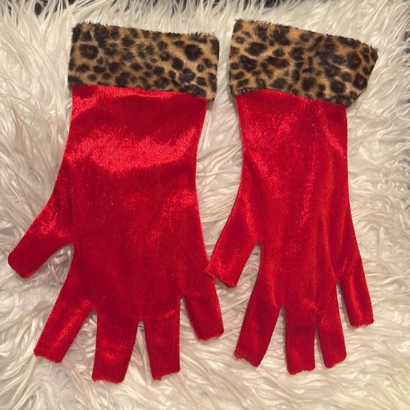 🤶🏽 Leopard / Cheetah Print Fur Trim Santa Hat & Gloves - Picture 6 of 7
